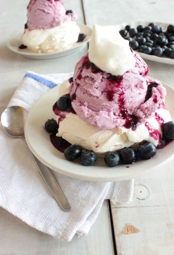 焼きメレンゲを添えたブルーベリーアイスクリーム