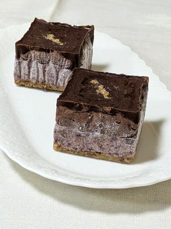オペラ：ブルーベリーのアボカドチョコケーキ